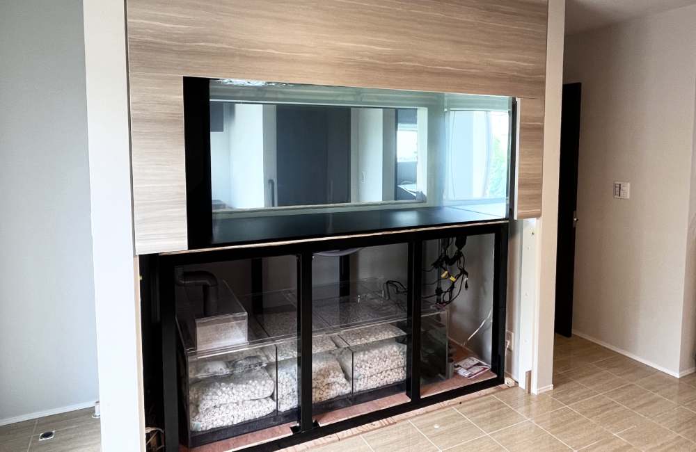 海部郡　個人宅に大型特注水槽を販売・設置！2m埋め込み式水槽を一式販売しました